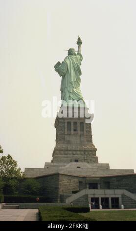 1980s, view of the back of the Statue Of Liberty on Liberty Island, New York, USA, a neoclassical sculpture and US National Monument, a gift of friendship from the people of France to the USA, signifying a symbol of both countries 'liberty'. Stock Photo