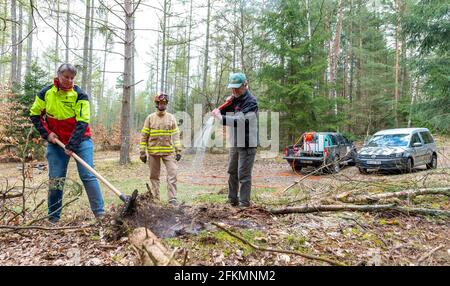 Oerrel, Germany. 22nd Apr, 2021. Steffen Hartig (m), from the company PYRECO, instructs the two foresters Elke Urbansky (l) and Norbert Voss (r) in the handling of the extinguishing module, which is mounted on a pickup truck. The Lower Saxony State Forests are testing an extinguishing tank for quickly fighting forest fires. With a volume of 600 litres, it fits on any pickup truck or trailer. Credit: Philipp Schulze/dpa/Ģ����ý Live News Stock Photo