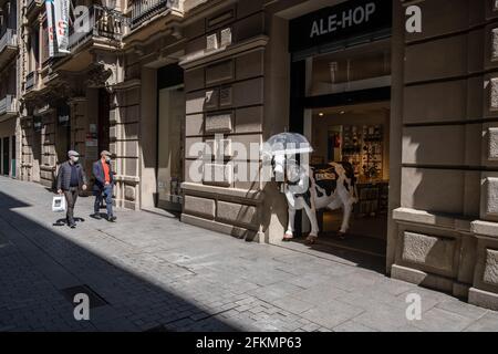 Barcelona, Spain. 02nd May, 2021. Two people walk past an Ale-hop establishment, one of the few chain stores that have openly resisted the Covid19 crisis. There is one week left for the state of alarm decreed by the Spanish Government to end due to Covid infections but Barcelona urgently needs the massive arrival of tourism that visit the city to reactivate its economy and commerce. (Photo by Paco Freire/SOPA Images/Sipa USA) Credit: Sipa USA/Alamy Live News Stock Photo