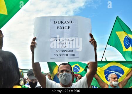 Rio de Janeiro, Rio de Janeiro, Brasil. 2nd May, 2021. Rio de Janeiro (RJ), 01/05/2021 - APOIADORES DO PRESIDENTE JAIR BOLSONARO PROMOVEM MANIFESTACAO NO RIO DE JANEIRO, NA PRAIA DE COPACABANA - Munidos de cartazes, faixas, bandeiras e carros de som, os manifestantes reivindicam voto impresso auditavel, apoiam a intervencao militar, criticam o STF, entre outras reivindicacoes. Credit: Silvia Machado/TheNEWS2/ZUMA Wire/Alamy Live News Stock Photo