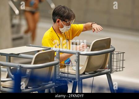 NO SALES IN JAPAN! A helper disinfects a chair. Diving/Diving FINA World Cup on May 1st, 2021 in Tokyo/Japan. NO SALES IN JAPAN! Â | usage worldwide Stock Photo