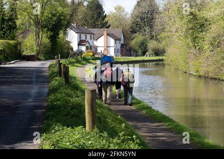 Walkers alongside the Worcester and Birmingham Canal at Hopwood, Worcestershire, England, UK Stock Photo