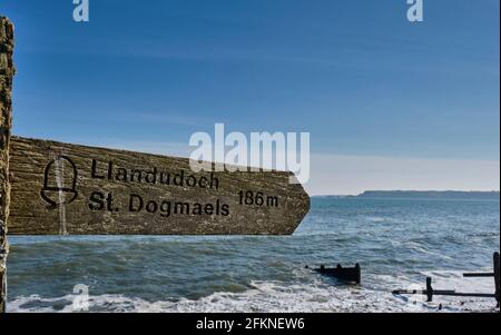 Footpath sign to St Dogmaels on the Pembrokeshire Coast Path at Amroth, Pembrokeshire Stock Photo