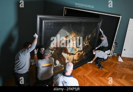03 May 2021, Hessen, Frankfurt/Main: Employees of the international freight forwarder Hasenkamp pack the painting 'The Blinding of Simson (1636)' by the Dutch master Rembrandt von Rijn (1606-1669) in the Städel Art Museum into a special crate. Five months before the start of the major Rembrandt exhibition at the Städel Museum, one of the main works will travel from Frankfurt to Canada. The two-by-three-meter painting will be on display in the exhibition 'Rembrandt in Amsterdam. Creativity and Competition' at the National Gallery Ottawa (Canada). (to dpa 'Giant Rembrandt goes on tour') Photo: A Stock Photo