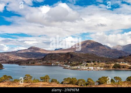 SHIELDAIG WESTER ROSS HIGHLANDS SCOTLAND A SPRINGTIME VIEW OVER LOCH SHIELDAIG TO VILLAGE HOUSES AND MOUNTAINS BEYOND Stock Photo