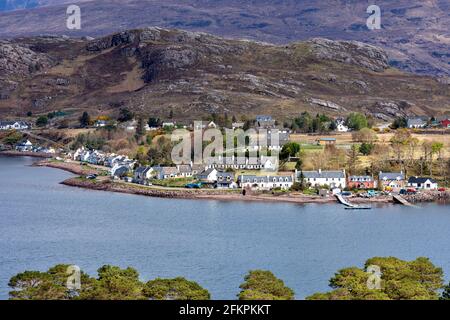 SHIELDAIG WESTER ROSS HIGHLANDS SCOTLAND SPRINGTIME VIEW OVER LOCH SHIELDAIG TO HOUSES ALONG THE SEASHORE Stock Photo