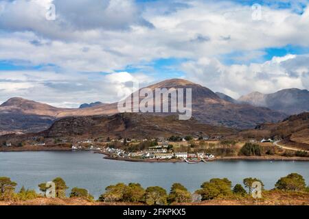 SHIELDAIG WESTER ROSS HIGHLANDS SCOTLAND VIEW OVER LOCH SHIELDAIG TO THE VILLAGE HOUSES AND MOUNTAINS BEYOND Stock Photo