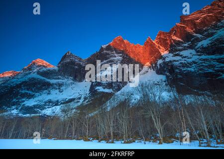 Early morning light and alpenglow on the mountains in Romsdalen valley, Rauma kommune, Møre og Romsdal, Norway, Scandinavia. Stock Photo