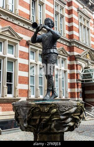 Statue of the Pied Piper on a street in Hamelin, Lower Saxony, Germany Stock Photo