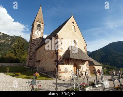 Small church in St. Magdalena or Santa Maddalena in Geislergruppe or Gruppo dele Odle Italian Dolomites Alps mountains Stock Photo