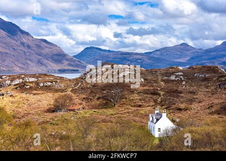 SHIELDAIG WESTER ROSS HIGHLANDS SCOTLAND REMOTE WHITE HOUSE OVERLOOKING UPPER LOCH TORRIDON Stock Photo