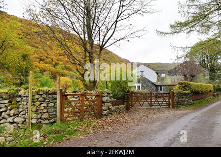 Houses of Stonethwaite village, beautifully decorated with flowers and greenery. Small village situated in the valley of the Stonethwaite Beck. Explor Stock Photo