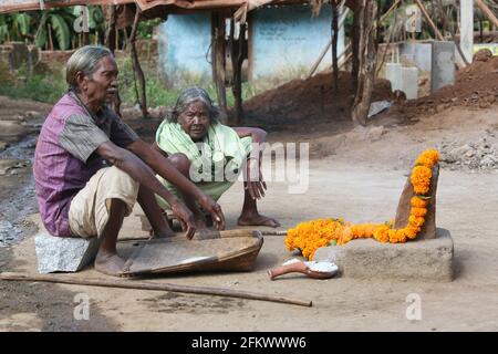 Tribal old couple performing Dev puja at Lanjigadh village in Odisha, India. DESIA KONDHA TRIBE Stock Photo