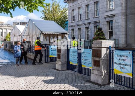 Cork, Ireland. 4th May, 2021. The COVID-19 Mass Vaccination Centre in Cork City Hall was busy today as people continue to receive their jabs. The government has announced the 50-59 age group can register for their vaccines, starting today. Credit: AG News/Alamy Live News Stock Photo