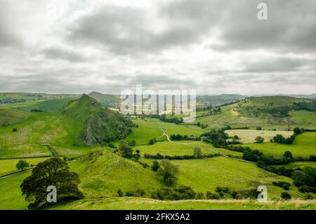 Dawn over Parkhouse Hill and Chrome Hill in winter, Peak District ...