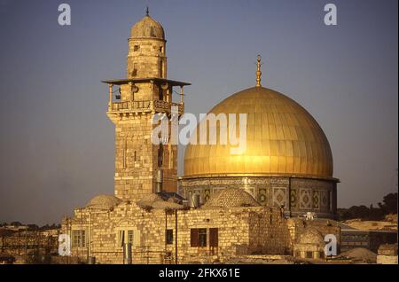The Dome of the Rock (Qubbat as-Sakhra) at sunset, Temple Mount, Old City, Jerusalem, Israel Stock Photo
