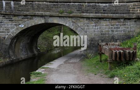 Bridge 27 carrying Hurst Lane over the Macclesfield Canal at Bollington in Cheshire Stock Photo