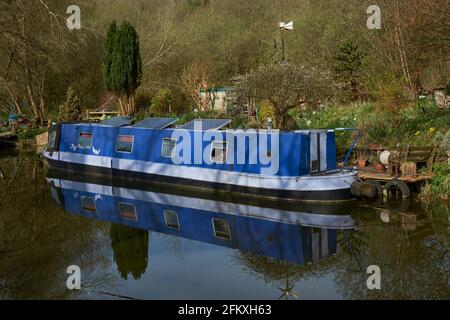 Sunny morning along the Kennet and Avon Canal near Bath in Somerset. Stock Photo