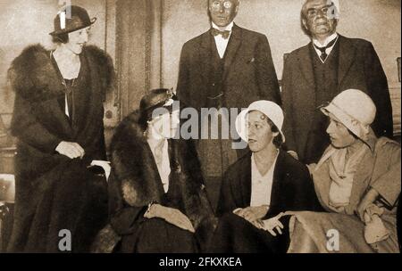 1932  - A rare photograph showing a gathering of early female pilots. (left to right)  Lady Bailey, Amelia Earhart, Amy Johnson & Winifred Evelyn Spooner. They were invited to the male only Royal Aero Club by Lord Wakefield (at back) Stock Photo