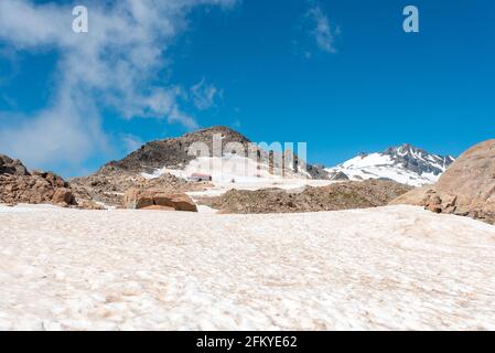 Hiking the last meters to the Mueller hut, Mount Oliver in the background, Aoraki National Park, South Island of New Zealand Stock Photo