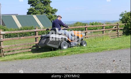 Husqvarna TC 138 Ride-On Lawn Mower
