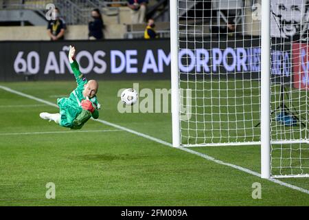 Brad Guzan goalkeeper jumps and dives for a ball during a 1-1 2nd leg tie. the Philadelphia Union advance to the semi-finals with a 4-1 aggregate score. Credit: Don Mennig/Alamy Live News Stock Photo