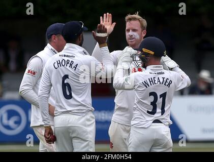 Simon Harmer of Essex celebrates taking the wicket of Billy Root during Essex CCC vs Nottinghamshire CCC, Specsavers County Championship Division 1 Cr Stock Photo