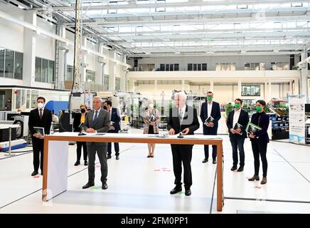 https://l450v.alamy.com/450v/2fm0pp1/stuttgart-germany-05th-may-2021-minister-president-winfried-kretschmann-front-right-greens-and-deputy-minister-president-thomas-strobl-front-left-cdu-present-the-coalition-agreement-of-the-new-green-black-state-government-in-baden-wrttemberg-credit-bernd-weibroddpaalamy-live-news-2fm0pp1.jpg