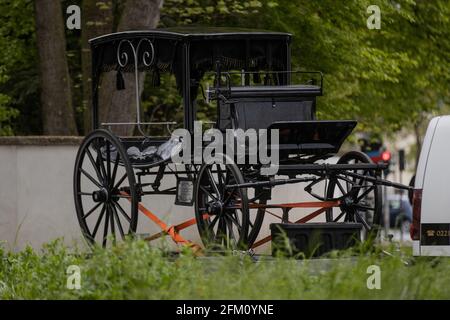 Cologne, Germany. 05th May, 2021. 05 May 2021, North Rhine-Westphalia, Cologne: The carriage is brought to the funeral service of Willi Herren at the Melaten cemetery. The actor and singer Willi Herren had died on April 20. Credit: dpa picture alliance/Alamy Live News Stock Photo