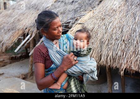 Tribal mother and child at Masaguda Village, Srikakulam District, Andhra Pradesh, India. SAVARA TRIBE Stock Photo