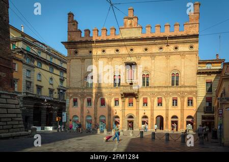 Bologna, Emilia-Romagna, Italy.  Piazza di Porto Ravegnana. The main building in the picture houses the well known La Feltrinelli book shop. Stock Photo