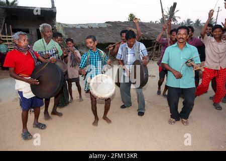 Traditional Thongseng musicians of KONDA SAVARA TRIBE at Nallaraiguda Village, Srikakulam District, Andhra Pradesh, India Stock Photo