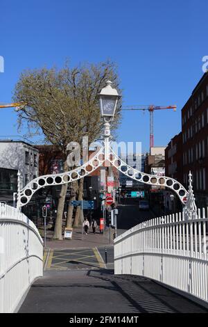 looking across Ha'Penny bridge in Dublin Stock Photo