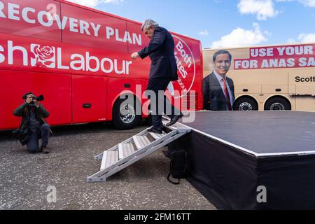 Glasgow, Scotland, UK. 5 May 2021. Scottish Labour Leader Anas Sarwar and former Prime Minister Gordon Brown appear at an eve of polls drive-in campaign rally in Glasgow today. Gordon Brown leaves the stage after his speech.  Iain Masterton/Alamy Live News Stock Photo