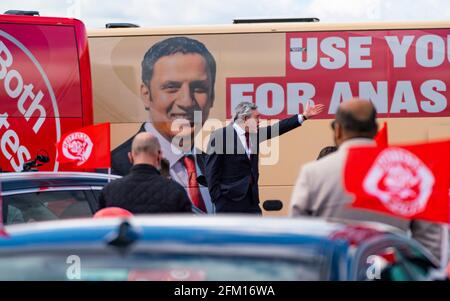 Glasgow, Scotland, UK. 5 May 2021. Scottish Labour Leader Anas Sarwar and former Prime Minister Gordon Brown appear at an eve of polls drive-in campaign rally in Glasgow today.  Iain Masterton/Alamy Live News Stock Photo