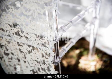 Decoración artesanal para tus fiestas, con silla plásticas en forma de cristal, tela de encaje, mesa de dulce, en cualquier lugar Stock Photo