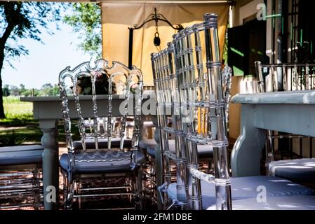 Decoración artesanal para tus fiestas, con silla plásticas en forma de cristal, tela de encaje, mesa de dulce, en cualquier lugar Stock Photo