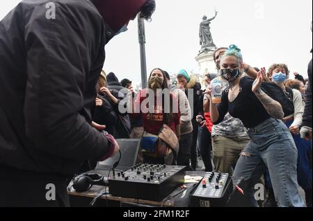 *** STRICTLY NO SALES TO FRENCH MEDIA OR PUBLISHERS - RIGHTS RESERVED ***January 31, 2021 - Paris, France: French youths dance during an improvised free party on the sidelines of a protest against the government overall security bill. Stock Photo