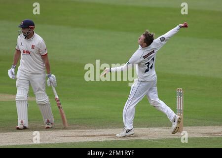 Dom Bess in bowling action for Yorkshire during Yorkshire CCC vs Essex CCC, Specsavers County Championship Division 1 Cricket at Emerald Headingley Cr Stock Photo