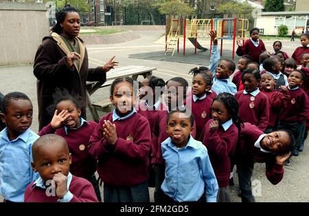 Reception Class Uk Primary school teacher with her reception class UK Stock Photo - Alamy