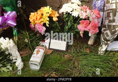 An empty bottle of Gin left amongst the flowers outside Clarence House in the wake of the death of the Queen Mother.1 April 2001 photo Andy Paradise Stock Photo