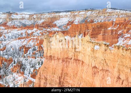 snow on hoodoos viewed from the queens garden trail in bryce canyon national park, utah Stock Photo