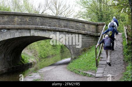 Ramblers at bridge 25 on the Macclesfield Canal at Adlington Stock Photo