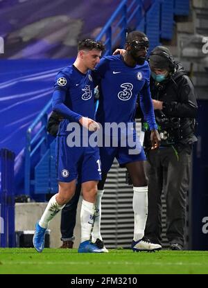 Chelsea's Mason Mount (left) celebrates scoring their side's second goal of the game during the UEFA Champions League Semi Final second leg match at Stamford Bridge, London. Picture date: Wednesday May 5, 2021. Stock Photo