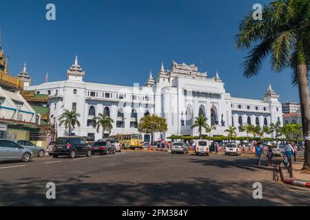 YANGON, MYANMAR - DECEMBER 15, 2016: Traffic in front of Yangon City Hall. Stock Photo