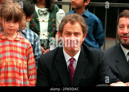 TONY BLAIR   VISIT TO THE HAWLEY INFANT AND NURSERY SCHOOL, IN LONDON BLAIR AND BLUNKETT WITH SOME OF THE  PUPILS OUTSIDE THE SCHOOL AFTER THE VISIT Stock Photo