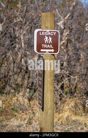 Clearly visible sign on a wooden post directing hikers as to where the hiking trail continues, Gateway Mesa Open Space Park, Colorado USA. Stock Photo