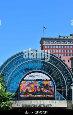 Indianapolis, Indiana, USA. Completed in 1995, the Indianapolis Artsgarden dome covers the intersection of Washington and Illinois streets. Stock Photo