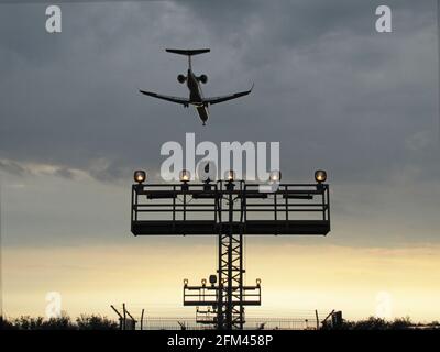 Landung am Abend / Landing plain Stock Photo