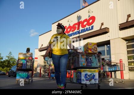 (210506) -- WASHINGTON, D.C., May 6, 2021 (Xinhua) -- Customers carry their items after shopping at Costco in Washington, DC, the United States, May 5, 2021. Private companies in the United States added 742,000 jobs in April, indicating continued labor market recovery, payroll data company Automatic Data Processing (ADP) reported Wednesday. (Photo by Ting Shen/Xinhua) Credit: Ting Shen/Xinhua/Alamy Live News Stock Photo
